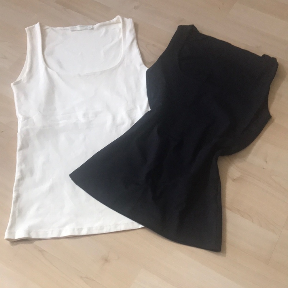 2 brand new T-shirts. Size Small. 2 for a price of 1.